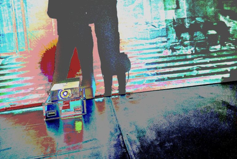 Beamer und Paar im Hintergrund